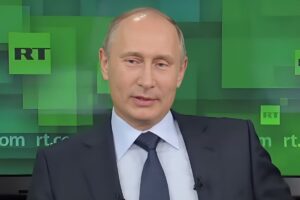 Presidente da Rússia Vladimir Putin no estúdio da RT, apontada como braço da operação de influência russa nas eleições dos EUA