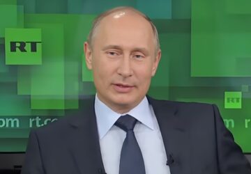 Presidente da Rússia Vladimir Putin no estúdio da RT, apontada como braço da operação de influência russa nas eleições dos EUA