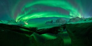 As luzes verdes da aurora boeral em forma de espiral. A foto feita na Noruega foi premiada no concurso de fotos panorâmicas