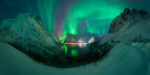 A 'dança verde' da aurora boreal entre montanhas nevadas na Noruega