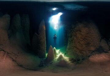 Mergulhador em uma caverna em Bonito, MS. A imagem foi premiada no concurso de fotos panorâmicas