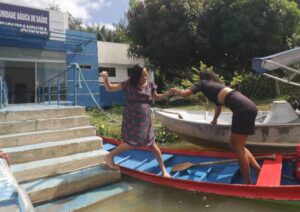 Mulher grávida em barco no Pará, cena de documentário do site Amazônia Vox