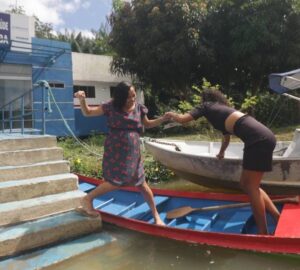 Mulher grávida em barco no Pará, cena de documentário do site Amazônia Vox