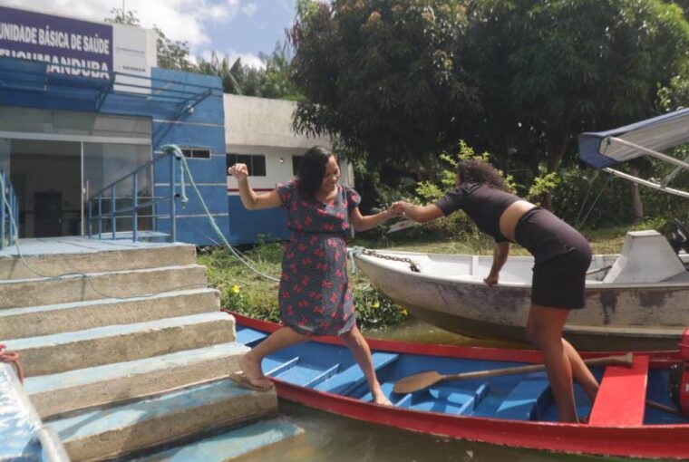 Mulher grávida em barco no Pará, cena de documentário do site Amazônia Vox