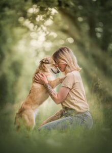 Moça e cão abraçados. A imagem foi uma das premiadas em concurso de fotos