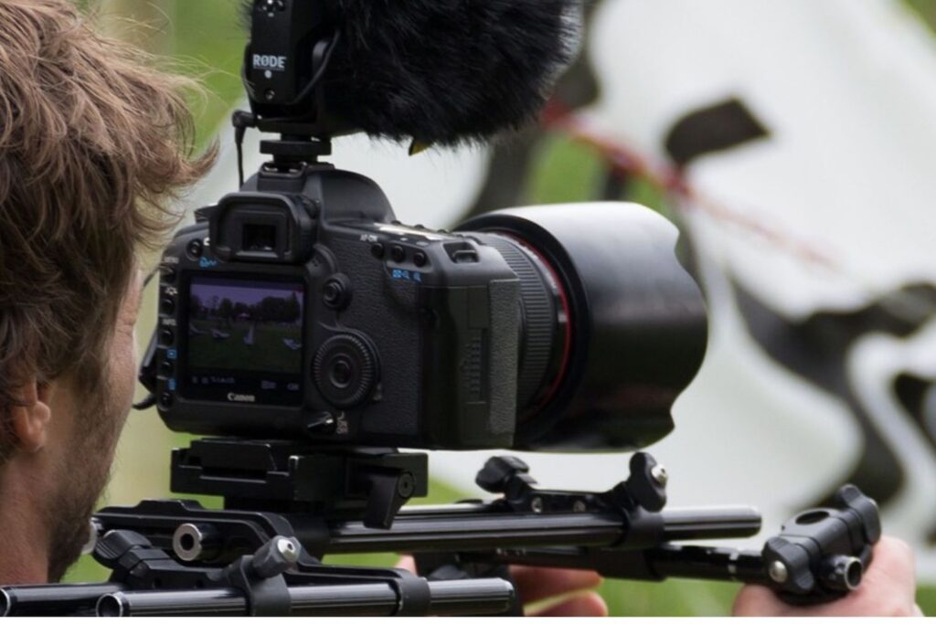 Cinegrafista filmando manifestação