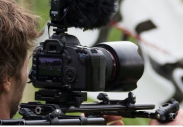 Cinegrafista filmando manifestação