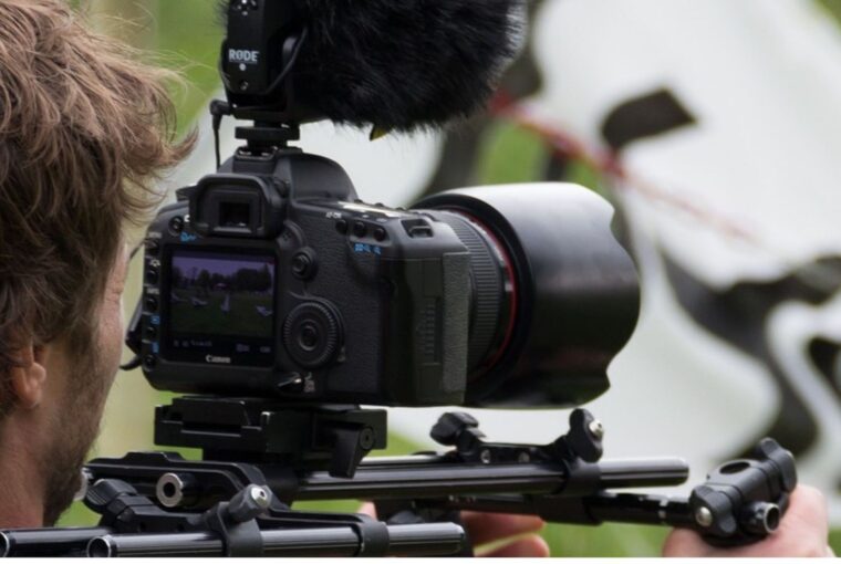 Cinegrafista filmando manifestação