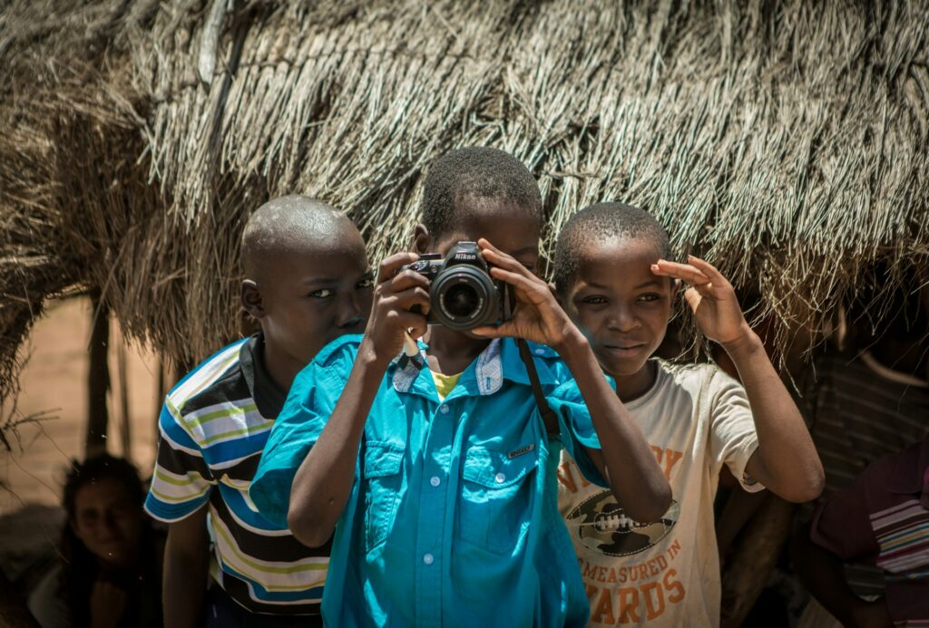 Meninos com câmera fotográfica na África