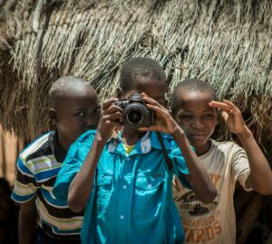 Meninos com câmera fotográfica na África