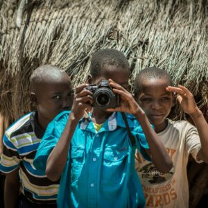 Meninos com câmera fotográfica na África