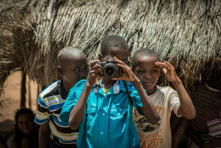 Meninos com câmera fotográfica na África