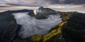 Montanhas e névoa no Parque Nacional Bromo, na Indonésia. A imagem foi premiada no concurso de fotos de natureza Epson Pano Awards