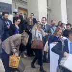 Jornalistas credenciados divulgaram fotos e vídeos do momento em que deixaram juntos a sede do Departamento de Defesa