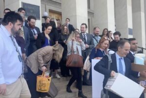 Jornalistas credenciados divulgaram fotos e vídeos do momento em que deixaram juntos a sede do Departamento de Defesa