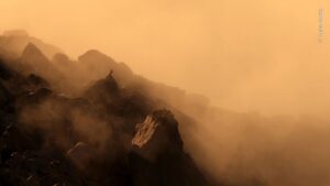 Um ibéx, espécie de cabra selvagem observa a paísagem envolto pela névoa da manha. A foto foi premiada na categoria jovem 11-14 anos do concurso de fotos de natureza