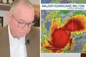 Meteorologista John Morales se emociona ao falar do furacão Milton na Flórida