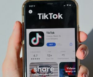 Smartphone com tela do TikTok na loja de aplicativos