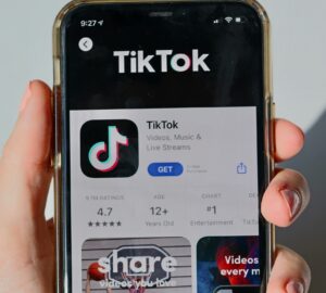 Smartohone com tela do TikTok