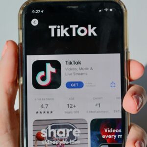 Smartohone com tela do TikTok