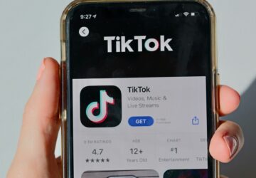 Smartohone com tela do TikTok