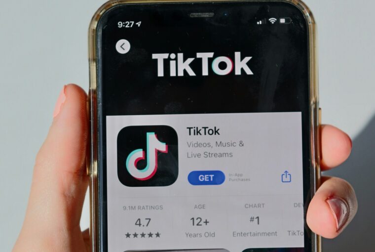 Smartohone com tela do TikTok