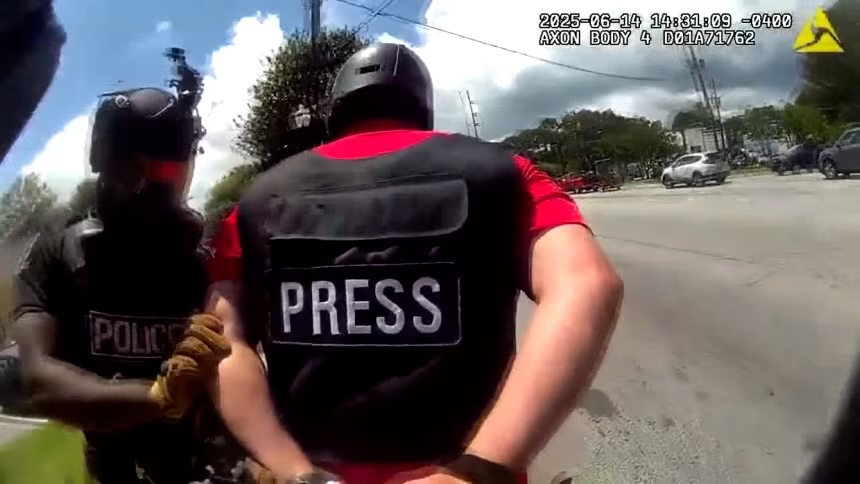 Mario Guevara sendo preso enquanto cobria manifestação contra Donald Trump