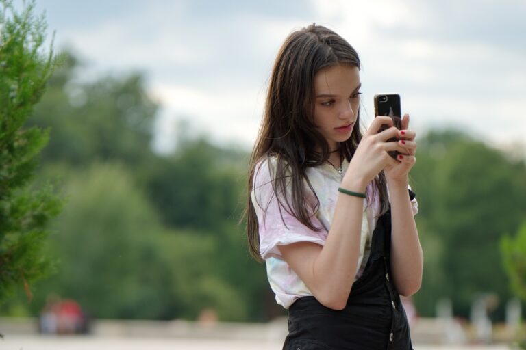 Vai dar smartphone no Dia da Criança? Pesquisa associa uso precoce de celular a transtornos alimentares