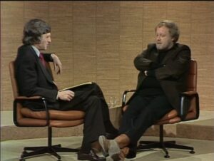 Michael Parkinson em entrevista com Phillip Adams em seu talk show em 1979 (Imagem: Reprodução/YouTube)