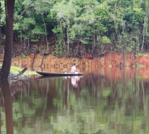 Mulher em barco na Amazônia