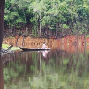 Mulher em barco na Amazônia