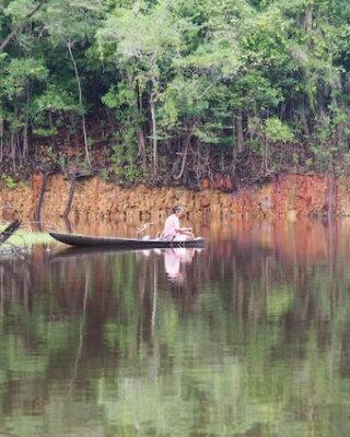 Mulher em barco na Amazônia