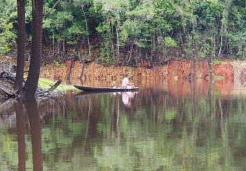 Mulher em barco na Amazônia