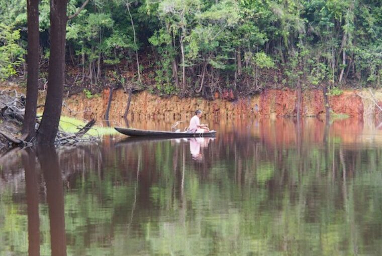 Mulher em barco na Amazônia