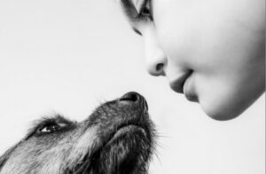 Cachorro e menina. A imagem foi premiada no concurso de fotos preto e branco