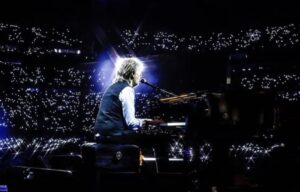 Paul McCartney no palco durante turnê nos EUA