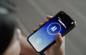 Pessoa com smartphone tela chatbot de IA