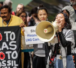 Protesto de povos indígenas contra exploração de combustíveis fósseis em Baku, COP29