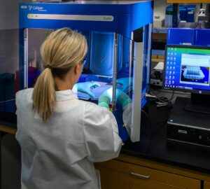 Mulher cientista no laboratório