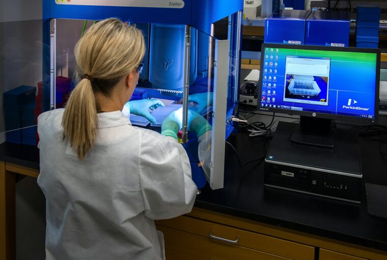 Mulher cientista no laboratório