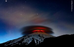 Nuvem iluminada pela lava de um vulcão no Chile. A foto é uma das finalistas do prêmio Escolha do Público