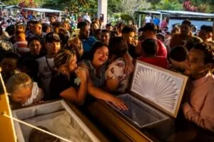 Mulheres chorando ao lado do caixão durante enterro nas Honduras. A foto venceu na categoria Fotojornalismo do Chromatic Awards