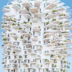 Uma torre residencial com sacadas brancas. A imagem foi premiada no Chromatic Awards 2024