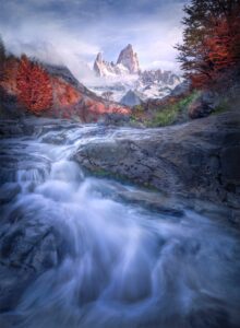 Pico Fitz Roy e cachoeiras no Parque Nacional Los Glaciares, na Patagônia argentina