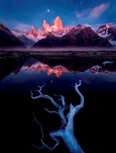 Lua se pondo no monte Fitz Roy, na Patagônia argentina