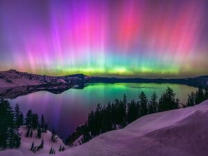 As cores da aurora boreal em Parque Nacional Crater Lake, EUA.