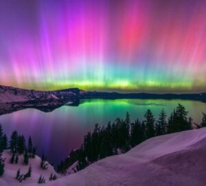 As cores da aurora boreal em Parque Nacional Crater Lake, EUA.