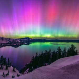 As cores da aurora boreal em Parque Nacional Crater Lake, EUA.