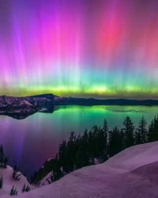 As cores da aurora boreal em Parque Nacional Crater Lake, EUA.