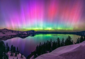 As cores da aurora boreal em Parque Nacional Crater Lake, EUA.